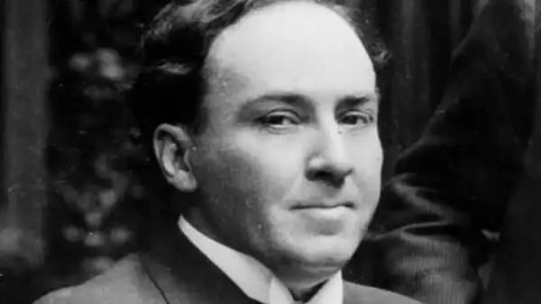 Retrato de un hombre con traje y corbata, evoca las profundas frases de Antonio Machado sobre el tiempo y la vida.