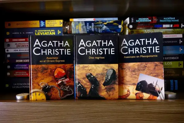 Estantería con varias obras de Agatha Christie, incluyendo "Asesinato en el Orient Express" y "Diez negritos", junto a otros libros.