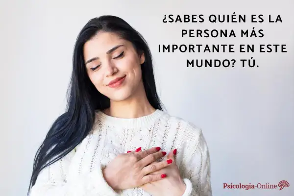 Mujer con los ojos cerrados y las manos en el pecho, sonriendo. Texto: "¿Sabes quién es la persona más importante en este mundo? Tú." Frases de amor propio.