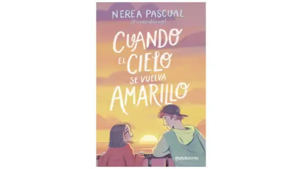 Portada de "Cuando el cielo se vuelva amarillo", un libro recomendado para adolescentes de 13 años. Dos jóvenes miran un atardecer.