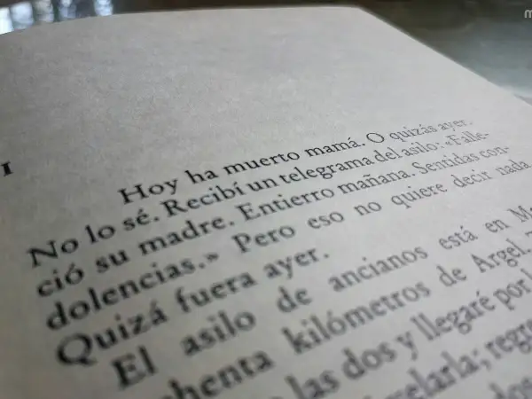 Fragmento de "La metamorfosis" de Franz Kafka. "Hoy ha muerto mamá. O quizás ayer.