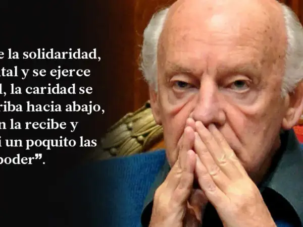 Eduardo Galeano frases sobre la solidaridad y la caridad. El escritor reflexiona con las manos en el rostro.