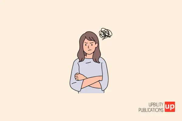 Mujer con brazos cruzados y expresión de enfado, con un símbolo de enredo sobre su cabeza, representando ataques de ira.