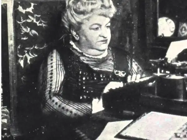 Emilia Pardo Bazán, con su máquina de escribir, creando frases que inspiran.