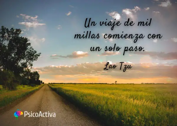 Un camino se extiende hacia el horizonte. Sobre la imagen, una de las lao tse frases: "Un viaje de mil millas comienza con un solo paso.