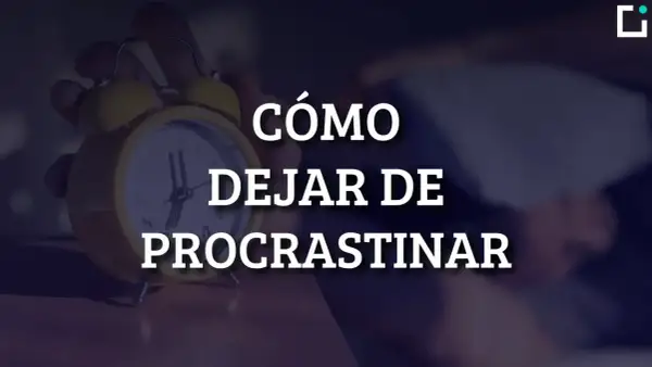 Reloj despertador amarillo y texto "CÓMO DEJAR DE PROCRASTINAR".